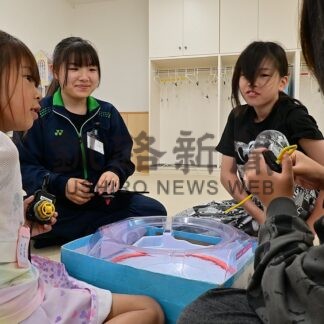 根室高生、先生役に　児童と勉強や遊びで交流【根室市】(2026-08-13)