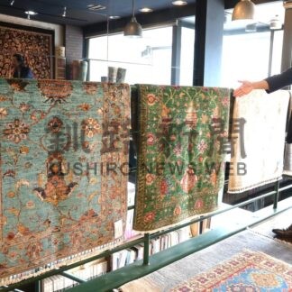 手織りじゅうたんの「ガズニン」展示販売　１７日まで道内初【釧路市】(2026-08-15)