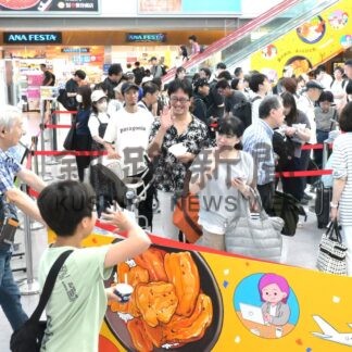 手を握り別れ惜しむ　空港、Ｕターンラッシュピーク【釧路市】(2026-08-16)