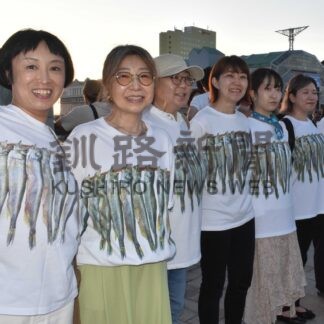 シシャモＴでナイアガラ　夕日バックに参加者撮影【釧路市】(2026-08-16)