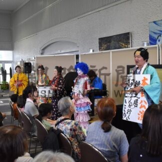 芝居小屋風演出で大型紙芝居楽しむ　ロビーコンサート【釧路市】(2026-08-18)