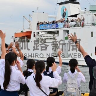 洋上慰霊 根室港を出発　今年度４回目、元島民ら７２人参加【根室市】(2026-08-19)