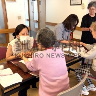 香りとタッチケアで癒やし　アロマテラピーアドバイザーの鈴木さんら釧路北園啓生園で【釧路市】(2026-08-20)