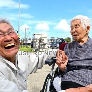 帰れぬ故郷に思いはせ　洋上慰霊の７２人帰港【根室市】(2026-08-20)
