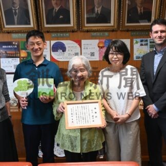 英語絵本 釧路市に寄贈　杉元さん、「わたしはマリモ」２００冊【釧路市】(2026-08-24)