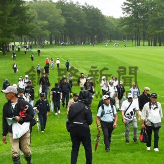 ニトリレディス開幕　女子プロゴルフツアー、初日１２４３人でにぎわう【鶴居村】_1(2026-08-28)