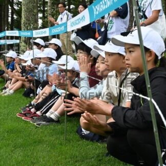 ニトリレディス開幕　女子プロゴルフツアー、初日１２４３人でにぎわう【鶴居村】_2(2026-08-28)