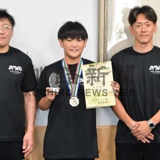 歯舞学園の岩崎君（ネムロレスリングクラブ）、市長らに全国V報告【根室市】(2026-08-30)