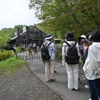 温根内遊歩道にぎわう　観光客や飛鳥Ⅱ乗客で【鶴居村】(2026-08-30)