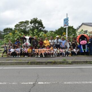 ヒマワリ ２保育園で開花　絆プロジェクト、「交通安全守ります」【標茶町】_1(2026-09-05)