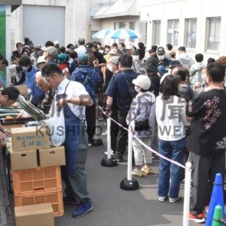 作業品や野菜に行列　刑務支所で矯正展【釧路市】(2026-09-07)