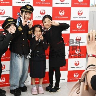ＪＡＬの制服で記念撮影　空港でイベント、多彩な催し楽しむ【釧路市】(2026-09-09)