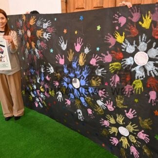 黒色模造紙に手形花火咲く　ポレポレあすから作品展示【釧路市】(2026-09-11)