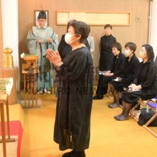 花供養、物故者慰霊祭で６流派２６人黙とう　釧路華道連盟【釧路市】(2026-09-12)