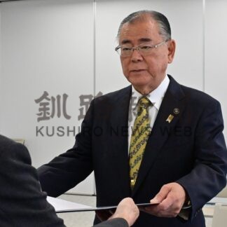 石垣氏に当選証書　根室市長選、市選管が付与【根室市】(2026-09-16)
