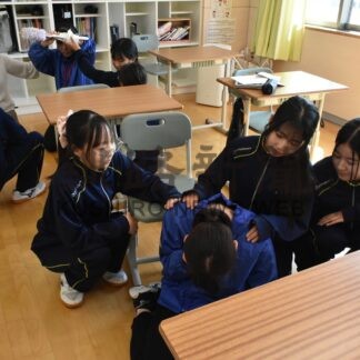 大地震想定し行動確認　村教委と道教大釧路校連携、鶴居中で避難訓練【鶴居村】(2026-09-17)