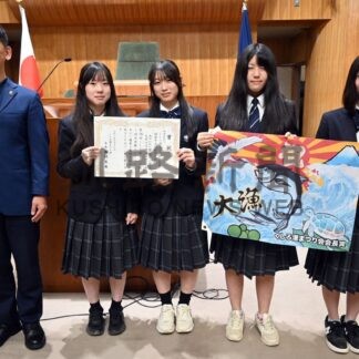 最高賞に鳥取西中美術部　釧明輝美術部武藤さんも　大漁旗コンテスト表彰式【釧路市】(2026-09-18)