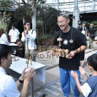 けん玉で釧路を盛り上げ　親子体験会で斉藤さん大技披露【釧路市】(2026-09-24)