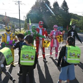 戦隊姿で児童見守り　釧路町別保小通学路で有志ら８人【釧路町】(2026-09-25)