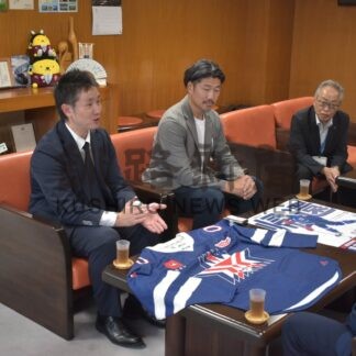 スターズ神戸が市役所訪れ決意　地元出身選手所属【釧路市】(2026-09-30)