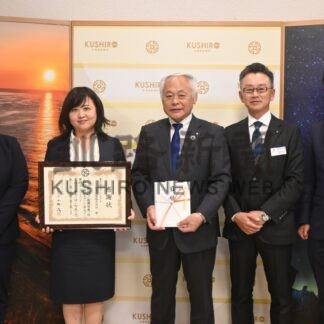 釧路町が東京海上ダイレクトに感謝状　１００万円寄付で(2026-10-03)