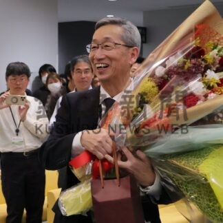 竹本副市長が退任　４２年半の市職員生活に別れ　庁舎でセレモニー【根室市】(2026-10-10)