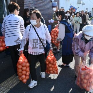 タマネギ格安販売に列　和商、たんちょう市場【釧路市】(2026-10-10)
