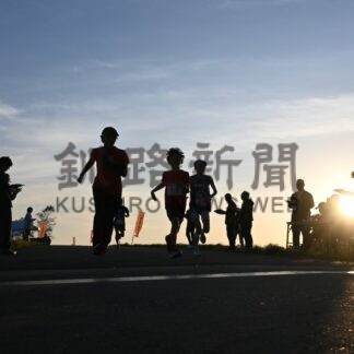 夕日背に健脚競う　岩保木起点にマラソン【釧路町】(2026-10-11)