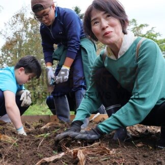 厚床小中「すずらん贈り」継続へ　前川さん、母校へ根株届ける【根室市】(2026-10-21)