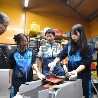 標津高生６人、サケの生態学ぶ　サーモン科学館【標津町】(2026-10-23)
