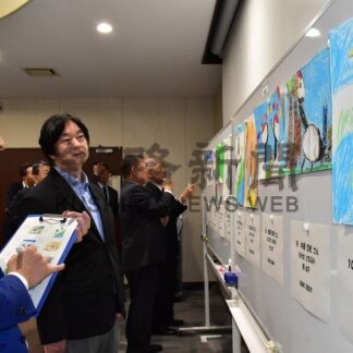 神田琉愛ちゃん最優秀　こども鶴の絵コン、市長ら審査【釧路市】(2026-10-25)